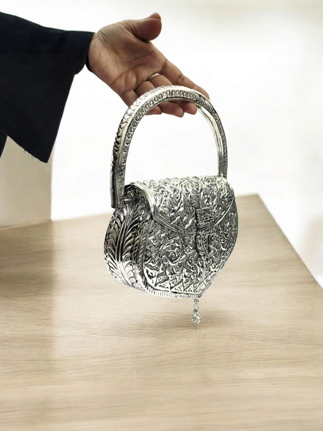 Trend Overseas Women's Brass Metal Ethnic Clutch Handle Bag (Silver)